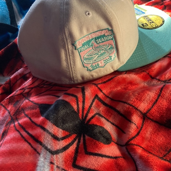 fitted hat - Picture 4 of 4